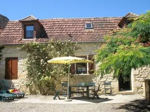 Vue d'ensemble extérieure du gîte indépendant Les Figuiers