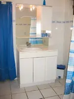 Salle de bain du rez-de-chaussée avec douche et lavabo