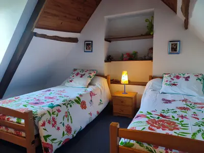 Chambre d'enfants à l'étage avec deux lits simples et rangements