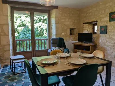 Table à manger de la salle à manger et salon du gîte
