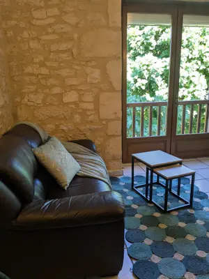 Canapé du salon près des portes-fenêtres ouvrant sur la terrasse