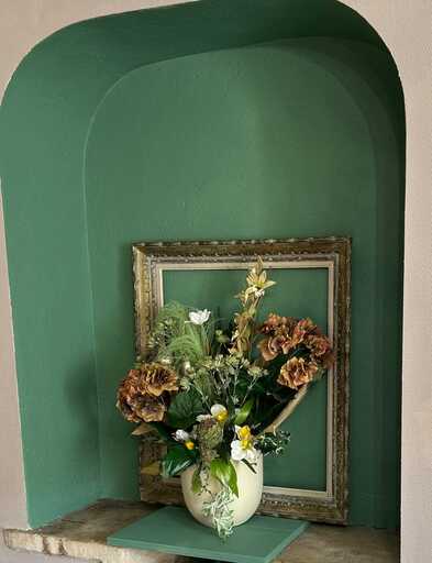 Bouquet de fleurs de saison sur une table du gîte
