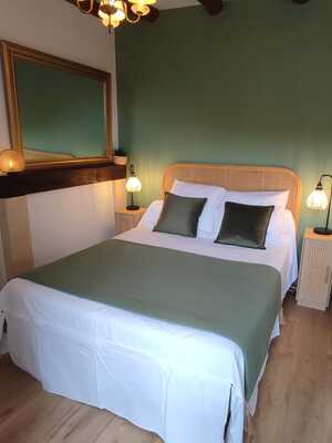 Chambre double lumineuse avec lit double au rez-de-chaussée