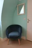 Coin lecture confortable dans la chambre double à l'étage