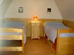 Chambre d'enfant ou d'amis avec deux lits simples à l'étage