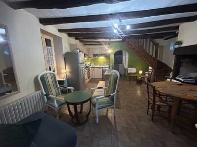 Coin salon du gîte avec canapé et vue sur le jardin