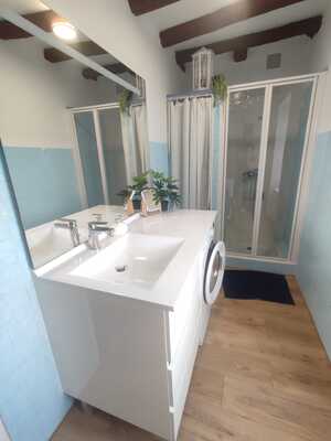 Salle de bain fonctionnelle avec douche et vasque